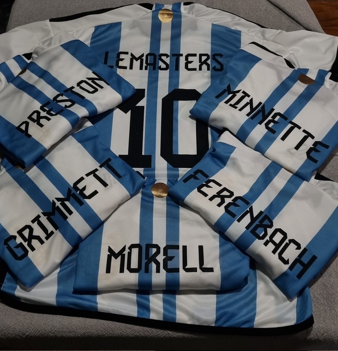 wallowsar's tweet image. Hope you liked the argentinian jerseys and wear them at Lolla on saturday! So happy you gave us the best show ever @wallowsmusic @colepressston @dylanminnette @blakemorell @kevingrimmett