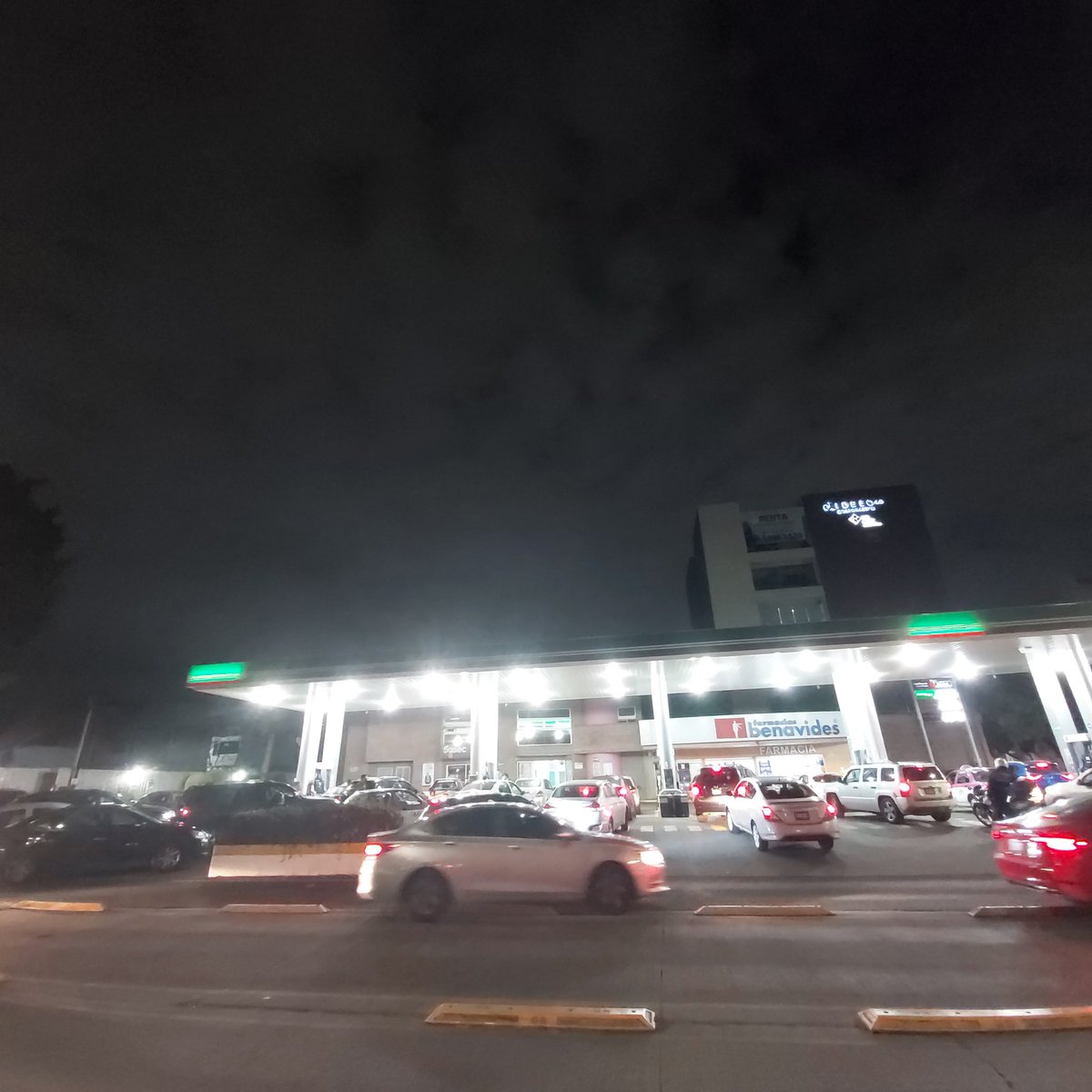 drluiseligio's tweet photo. @transito_CDMX @Claudiashein todos los días es un desmadre en avenida Xola por la gasolineria que está en la esquina de Gabriel Mancera. Hagan algo por favor. https://t.co/ndB6b8pwf3