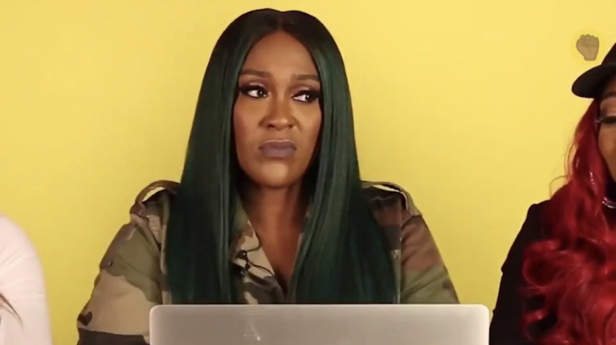 DereckHarmon's tweet image. If you are going to borrow jewelry from a cast mate at least give production a break between scenes. 

#chasingdallas #chasingreality