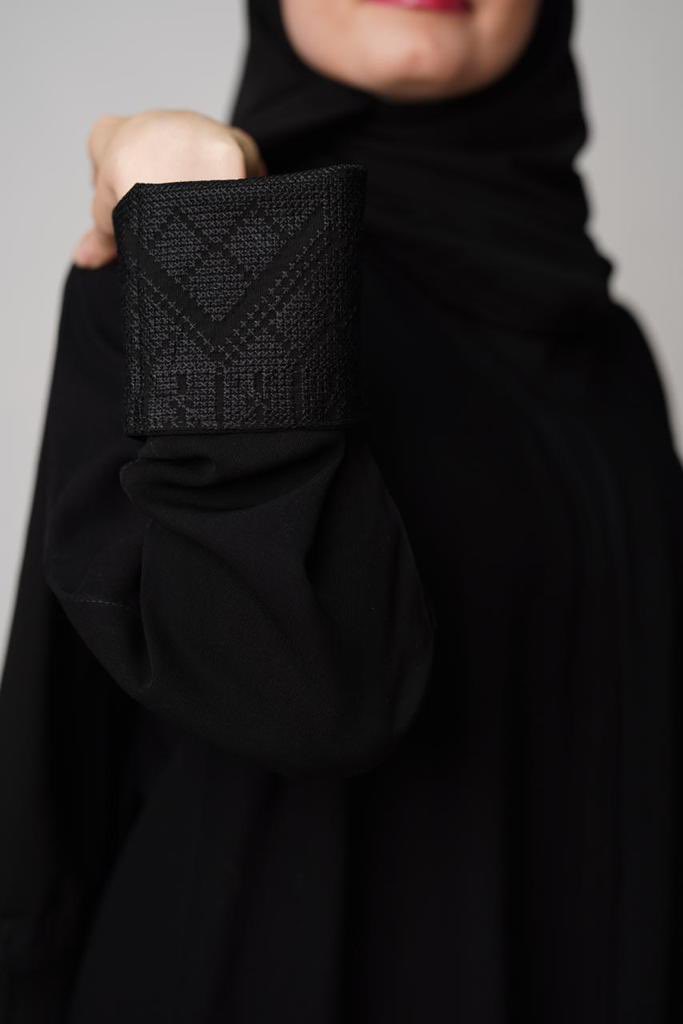 عربيةٌ زانَ القصيدُ بِذِكْرها
فكأنها وزنُ البيوتِ ونَحْوُها.