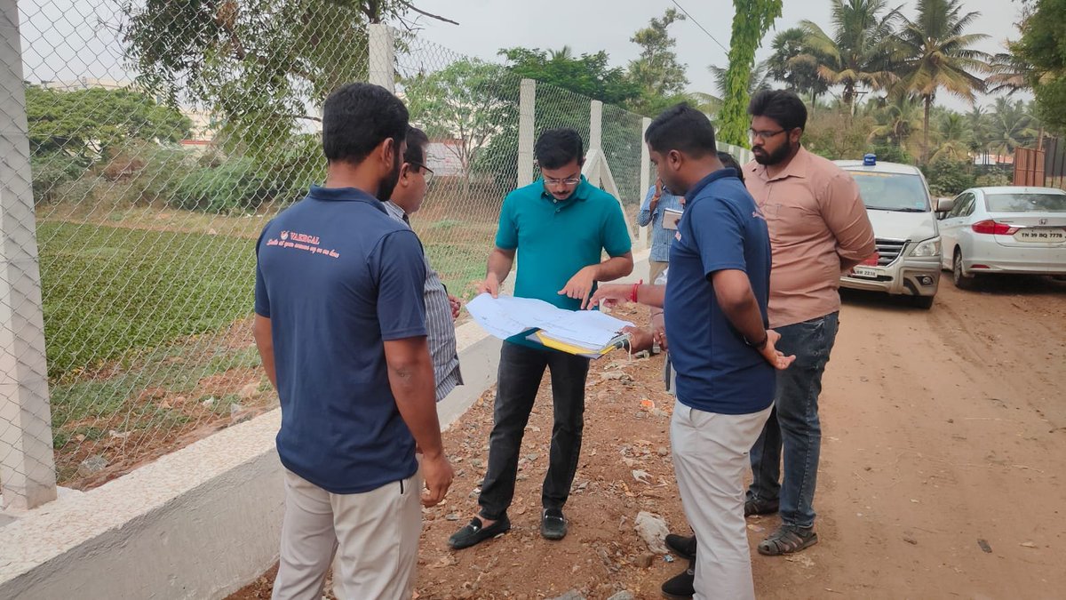 nammatirupur's tweet photo. வேர்கள் அமைப்பின் தொடர் முயற்சியால் திருப்பூர் மண்ணரை மூளிக்குளத்தின் கரை பகுதிகளை  பலப்படுத்தி சுற்றிலும் பாதுகாப்பு வேலிகள் மாநகராட்சியால் சீரமைப்பு பணிகள் மேற்கொள்ளப்பட்டது.‌ இப்பணியை திருப்பூர் மாநகராட்சி ஆணையாளர் திரு பவன்குமார் அவர்கள் பார்வையிட்டு ஆய்வு செய்தார் @trsandeep https://t.co/S9tn2XKnLO
