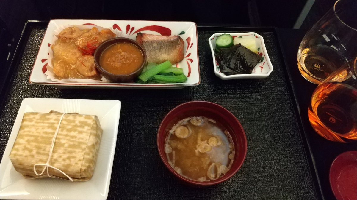 gclifestyle1173's tweet photo. やはり日本発のオーストラリア行きは和食を毎回オーダーしてしまう😀
まさかの和食をオーダーしてカレーがでてくるとは意外✨
銀座 蓮 監修の機内食
#jal
#jalbusinessclass
#機内食 https://t.co/wu3S4hRQSW