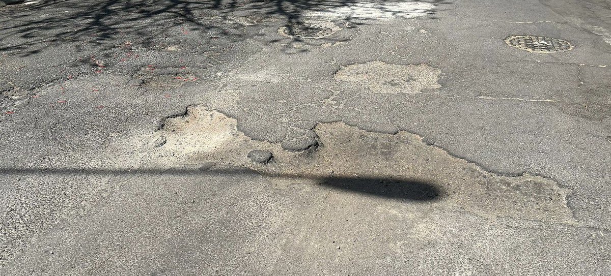 sofiapca's tweet photo. Varios baches en Bosque de Colorines enfrente de el número 52 @AlcaldiaMHmx Colonia Bosques de las Lomas. Podrían programar su atención @mauriciotabe @MHcesac ? Muchas gracias @probosques https://t.co/vN657yYlF8