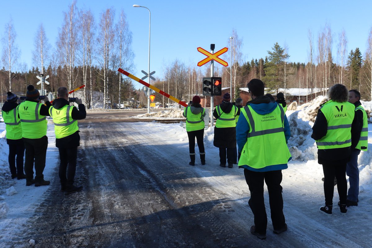 Kansainvälistä tiedonvaihtoa. Väyläviraston isännöimä maailmanlaajuisen tasoristeysasiantuntijoiden verkoston tapaaminen käynnissä 16.-17.3.2023. Kokemuksia ja uusinta tietoa tasoristeysturvallisuuden edelleen parantamiseksi. Seminaarin aluksi maastokerros uusimmilla laitoksilla.