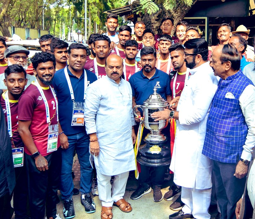 manujaveerappa's tweet photo. Thread 👇🏾
Wonder what is with CM @BSBommai &amp; his indifference towards sportspersons. First, misses the felicitation of the #SantoshTrophy winning state team after making them wait for an hour and half. More than a week later, meets them on the footpath outside his house https://t.co/egmxqIgxEy