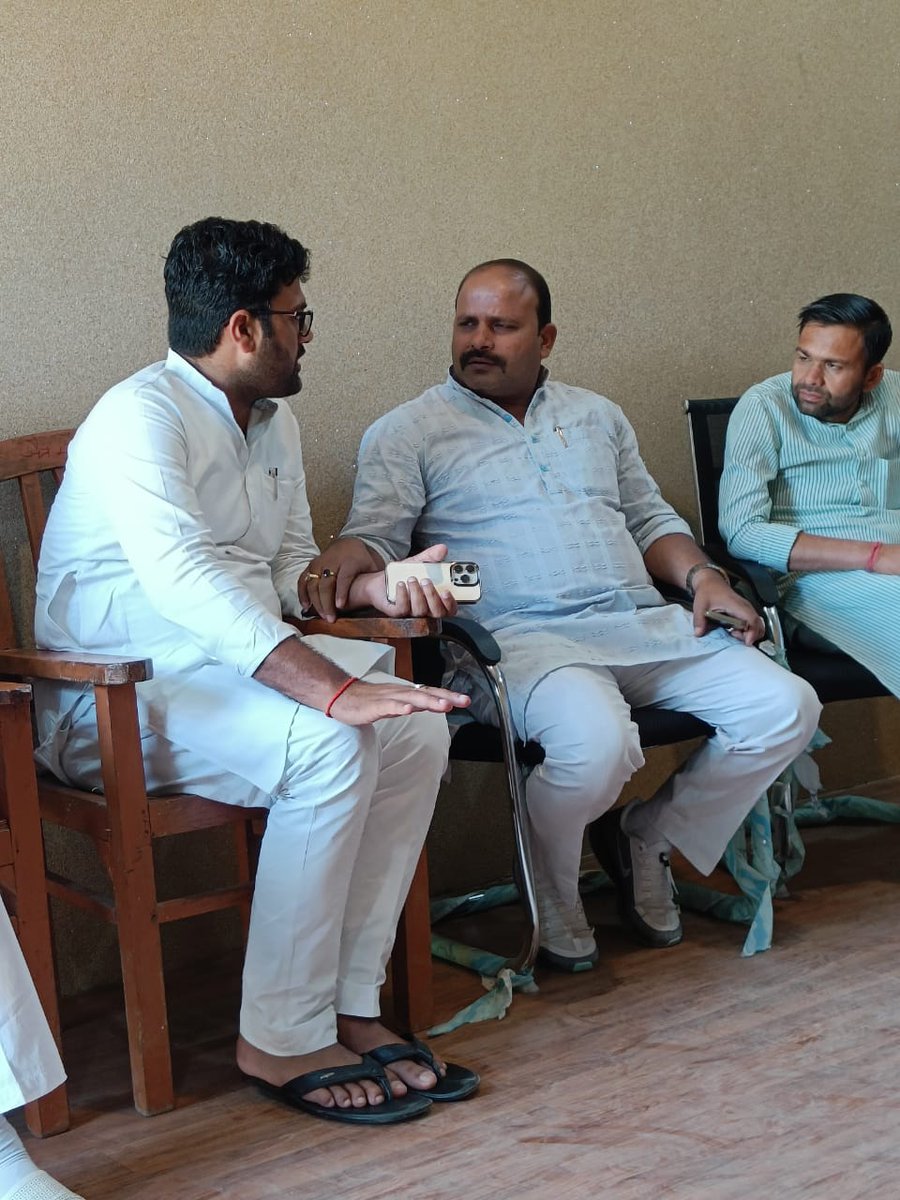 GauravBarautRLD's tweet photo. डॉक्टर संदीप शाह प्रबंधक गांधी इंटर कॉलेज खेकडा की माता जी व रालोद कार्यकर्ता विश्वेंद्र जी की दादी जी  श्रीमती स्वर्णलता शाह के शांति यज्ञ में शामिल होकर श्रद्धा सुमन अर्पित किए ओम शांति ओम 🙏🙏
#गौरवबड़ौत https://t.co/fFxptRx3kU