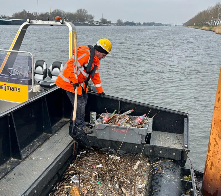 Heijmans heeft samen met ClearRivers en Rijkswaterstaat een plasticvanger geplaatst in het kanaal Gent naar Terneuzen. De drijvende installatie maakt gebruik van stroming en wind om het drijfvuil, waaronder plastic op te vangen. #gezondeleefomgeving #assetmanagement