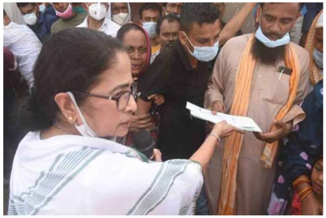 SuvenduWB's tweet photo. The bankrupt WB Govt has made it a habit of swindling MDM funds as there's no amount left in The State Emergency &amp; CM’s Relief Fund.
@MamataOfficial while doing charity for photo op, paid compensation to the victims' kin; of the Bogtui carnage at Birbhum, from the MDM funds:- https://t.co/4xFILlMhVC