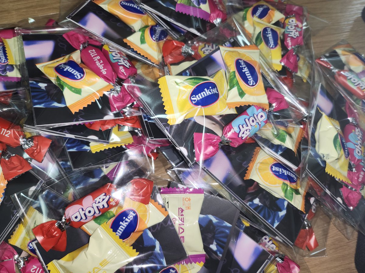 내일 나눔&amp;현판 진행합니다 !!
혹시 맞나눔 하고 싶으신 분은 디엠 주시면 따로 빼 놓을게요!
장소는 내일 올려드리겠습니다!
많이 와주세요!! 💙💙