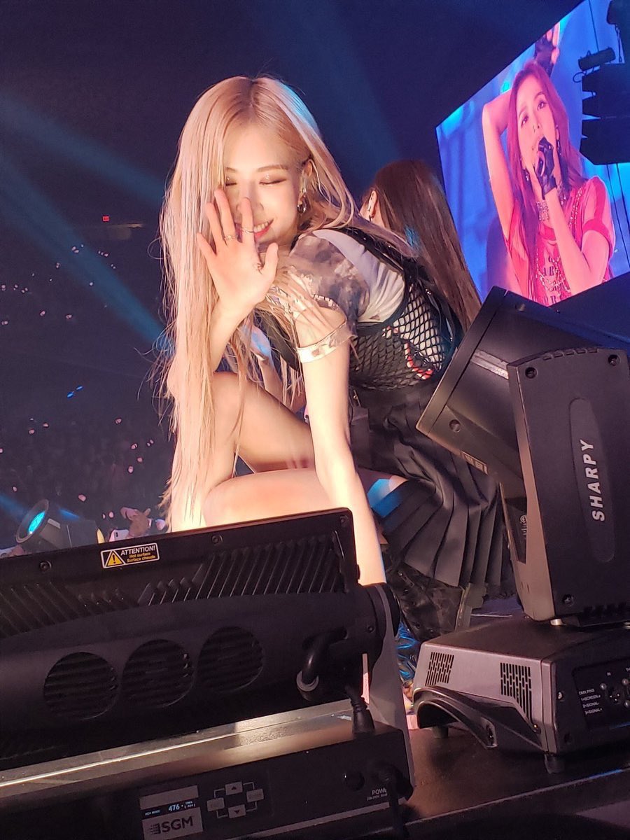 rosie_pss's tweet photo. น้องแชงคนสวยของมัมหมี ในรูปว่าสวยแล้ว เจอกล้องสดก็ยิ่งสวย แต่พอเจอตัวจริง โดนดาเมจความสวยความน่ารักสดใสแบบ300% ถึงกับละสายตาจากเค้าไม่ได้เลย😭

#สวยหล่อตาแตกABMแจกไม่อั้น
#BLACKPINK #ROSÉ https://t.co/RxrXPAQnXg