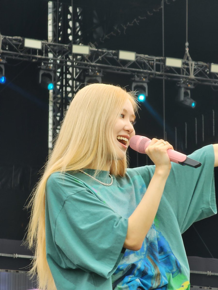 rosie_pss's tweet photo. น้องแชงคนสวยของมัมหมี ในรูปว่าสวยแล้ว เจอกล้องสดก็ยิ่งสวย แต่พอเจอตัวจริง โดนดาเมจความสวยความน่ารักสดใสแบบ300% ถึงกับละสายตาจากเค้าไม่ได้เลย😭

#สวยหล่อตาแตกABMแจกไม่อั้น
#BLACKPINK #ROSÉ https://t.co/RxrXPAQnXg