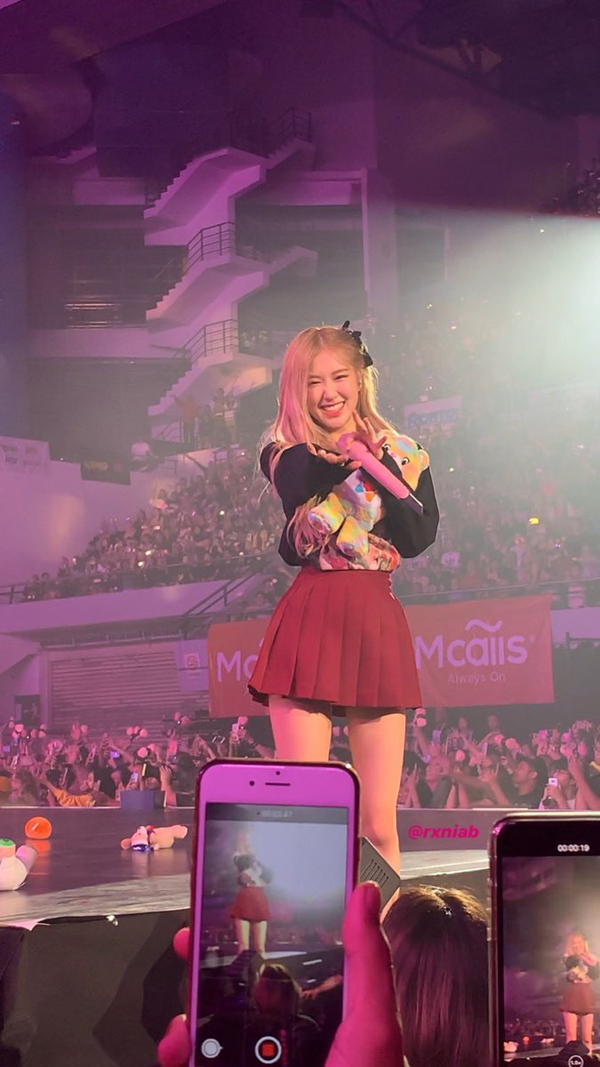 rosie_pss's tweet photo. น้องแชงคนสวยของมัมหมี ในรูปว่าสวยแล้ว เจอกล้องสดก็ยิ่งสวย แต่พอเจอตัวจริง โดนดาเมจความสวยความน่ารักสดใสแบบ300% ถึงกับละสายตาจากเค้าไม่ได้เลย😭

#สวยหล่อตาแตกABMแจกไม่อั้น
#BLACKPINK #ROSÉ https://t.co/RxrXPAQnXg