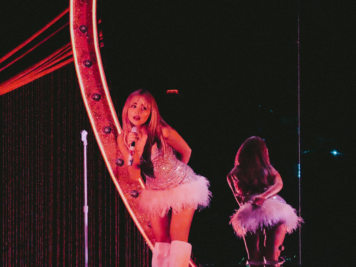 ln4disco's tweet photo. sabrina carpenter • hollywood, fl 
*please credit if reposting*

#EmailsICantSendTour https://t.co/XltjW6NQIr
