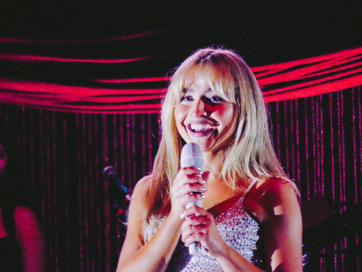 ln4disco's tweet photo. sabrina carpenter • hollywood, fl 
*please credit if reposting*

#EmailsICantSendTour https://t.co/XltjW6NQIr