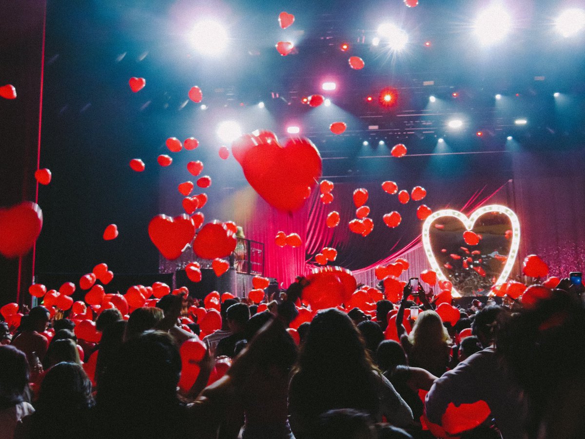 ln4disco's tweet photo. sabrina carpenter • hollywood, fl 
*please credit if reposting*

#EmailsICantSendTour https://t.co/XltjW6NQIr