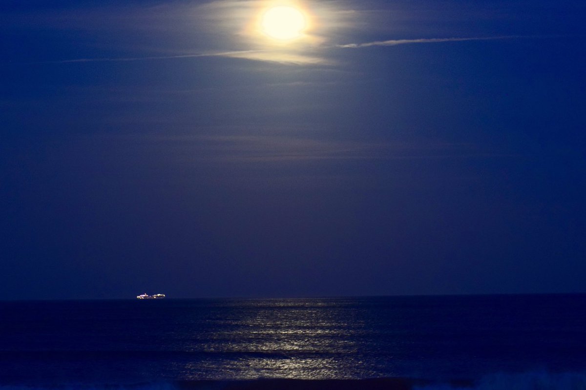 EzekielANovel's tweet photo. Carnival Cruise sailing beneath a full moon in Neptune Beach Florida. #srormhour https://t.co/Ae8PpkvTty