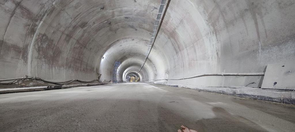 RisingKashmir's tweet photo. #T5 #tunnel #opens for #traffic, #bypassing #dangerous #Panthyal #stretch on #NH
Reports @IrfanYattoo
@dcramban
@NHAI_Official
https://t.co/drlESXZrEh https://t.co/ps2yTNH3aG