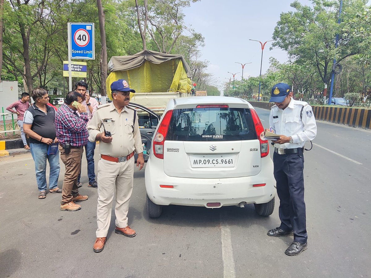 DcptrafficInd's tweet photo. ●कार क्रमांक MP09-CS-9661 के चालक को 10,000 रुपये की पड़ी 20 बार रेड लाइट उल्लंघन की गलती
● 10-20 सेकंड की जल्दबाजी जेब पर पड़ रही भारी, रेड लाइट उल्लंघन की होशियारी आज नहीं तो कल जेब पर पड़ेगी अति भारी। https://t.co/NvJlrlzu92