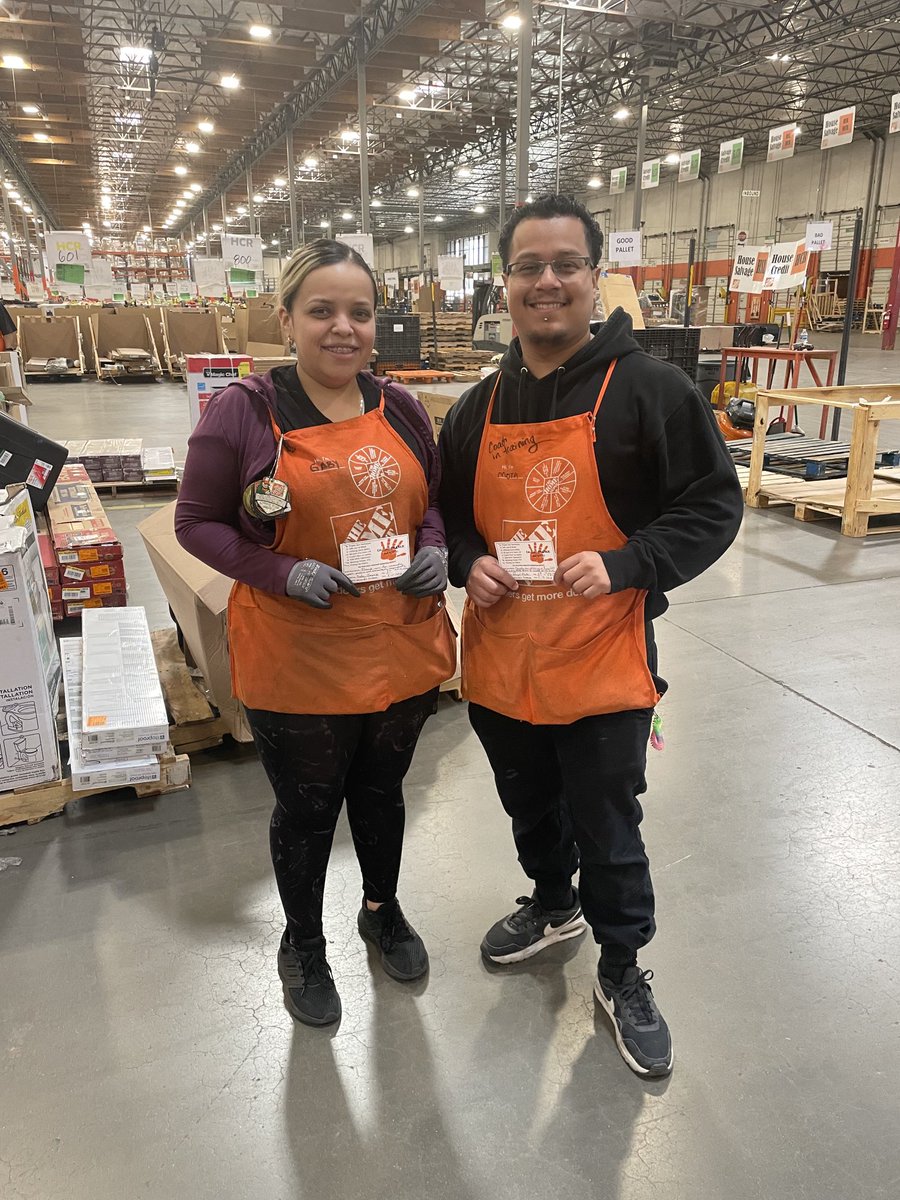 MFranco8617's tweet photo. ⁦@KC_8617⁩ ⁦@StephFerrellTHD⁩ ⁦@TCampHD⁩ ⁦@AlynBowman⁩ Living our core values and placing Safety First at all times associates from Bulk Sort awarded with Safety Orange 🍊 Handed  cards Gaby and Angel, and Stephanie, Diana with Homer Awards 👏🏼👏🏼👏🏼👏🏼🥇🎉😊 https://t.co/5ULgMBoACH