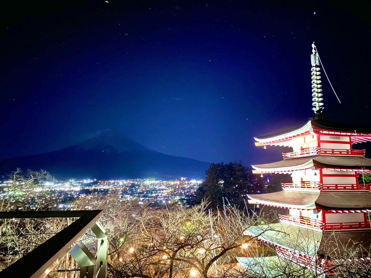 fujinoyusui's tweet photo. 【富士山 未公開画像🌛☁】
今回は #夜景 と #富士山 の画像です✨🗻🌙
星空がとってもキレイでうっとり🥰🥰
空は暗くても、富士山の存在感は圧倒的です✨

#富士山
#富士の湧水
#ウォーターサーバー https://t.co/wr6YboorKi