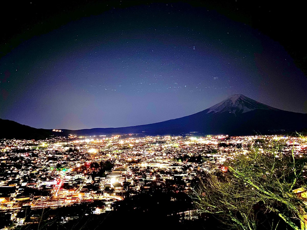 fujinoyusui's tweet photo. 【富士山 未公開画像🌛☁】
今回は #夜景 と #富士山 の画像です✨🗻🌙
星空がとってもキレイでうっとり🥰🥰
空は暗くても、富士山の存在感は圧倒的です✨

#富士山
#富士の湧水
#ウォーターサーバー https://t.co/wr6YboorKi