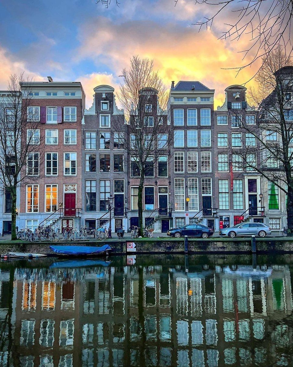 Look at this gorgeous sky glowing over these beautiful old Amsterdam canal houses. The Netherlands 🇳🇱 
📸 IG photography_by_katinka