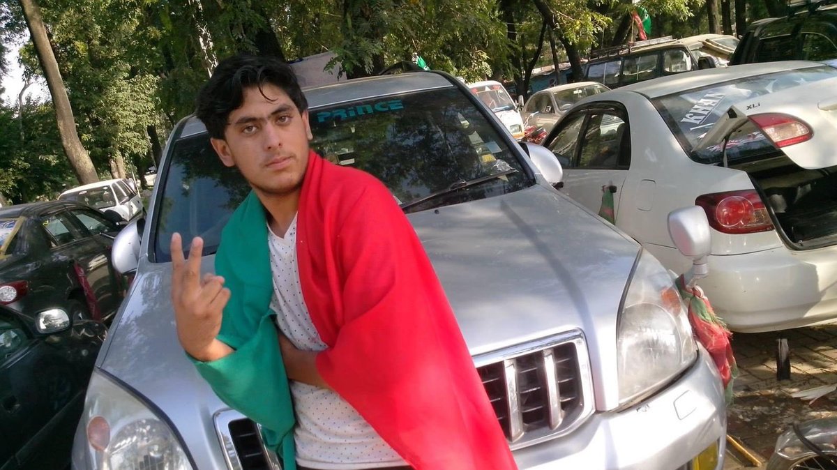 sajidusmani787's tweet photo. آؤ آج میں بتاتا ہوں ہم خان صاحب کے ساتھ سیاست میں اس وقت تھے جب خان صاحب کو گلی محلے میں  کوئی سیاست میں  پہچانتا تک نہیں تھا۔ 

ہم خان صاحب کے ساتھ تب سے تھے جب خان صاحب اسلام آباد کے سیکٹرG6 کے دفتر میں اکیلے پڑے رہتے تھے۔ شکر الحمداللہ کہ ہم خان صاحب کی نوسربازی مکروہ و دجل و فریب والا چہرہ بہت جلد دیکھ لیا تھا اور وقت پر اس مرض سے خلاصی ملی تھی ورنہ آج ہم بھی اس موذی مرض کا شکار ہوئے ہوتے۔ ہمیں آج وہ برگر بچے طعنے دیتے ہیں جو آج کل خان صاحب کی چاپلوسی اور چمچہ گیری میں پیش پیش ہیں۔ میں ان تمام چمچہ گیر چاپلوس برگروں سے کہنا چاہوں گا کہ آج تم لوگ جس نوسرباز کی محبت میں اندھے ہوکر عقل و شعور سے عاری ہوچکے ہو نا ہم نے اس شخص کو بہت پہلے اس کی نوسربازی عیاری اور منافقانہ روش بھانپ کر الگ ہوئے تھے۔۔ہمیں جاہل اور جہالت کا طعنہ دینے والے پہلے اپنے گریبان میں جھانکیں ایک عدالتی مفرور کی چوکیداری شعور کے کون سی قسم ہے؟ مجھے آپ لوگوں کا وہ قول شدت سے یاد آرہا ہے جب آپ اپنے مخالفین کے بارے میں کہا کرتے تھے کہ اگر چوری نہیں کی ہے تو تلاشی کیوں نہیں دے رہے؟ میرا آج آپ لوگوں سے سوال ہے اگر آپ کے مہاتما نے چوری نہیں کی ہے تو تلاشی کیوں نہیں دے رہاہے ؟ آپ لوگوں کو ڈھال بنا کر کیوں زمان پارک کی واشروم میں چھپا بیٹھا ہے ؟ ذرا نہیں پورا سوچئے گا ۔