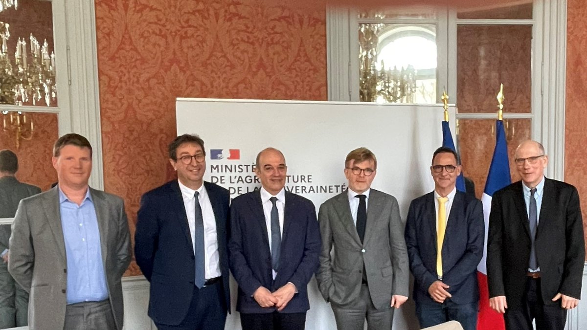 Merci à notre ministre <a href="/MFesneau/">Marc Fesneau</a> d'avoir reçu des représentants de l'#InterproSemences &amp; #plants
Sujet prioritaire:
📌maintien du réseau des agriculteurs-multiplicateurs
↪️moyens de production
#eau 
#phytos pas d’interdiction sans solutions
#investissement
#innovation
#recherche