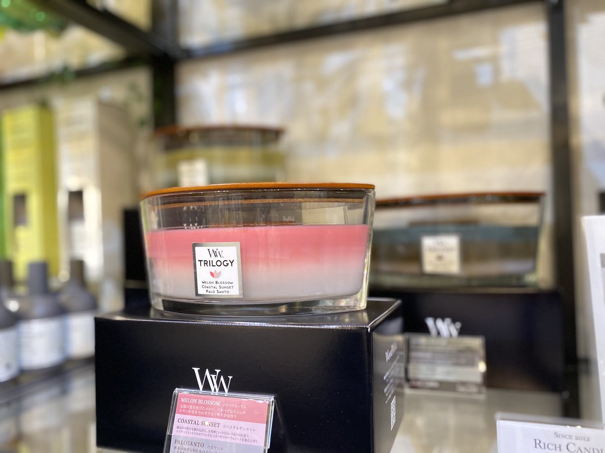 richcandle's tweet image. 焚き火のようなパチパチ音が楽しめる、大人気の #WoodWick(#ウッドウィック)のキャンドル。

爽やかな香りで人気のホワイトティー&amp;amp;ジャスミンの香りもまだ少しあります✨

ネットショップでもご購入いただけるのでご希望の方はお早めに♪

#ハースウィック #トリロジー #パチパチ音 #暖炉 #正規取扱店