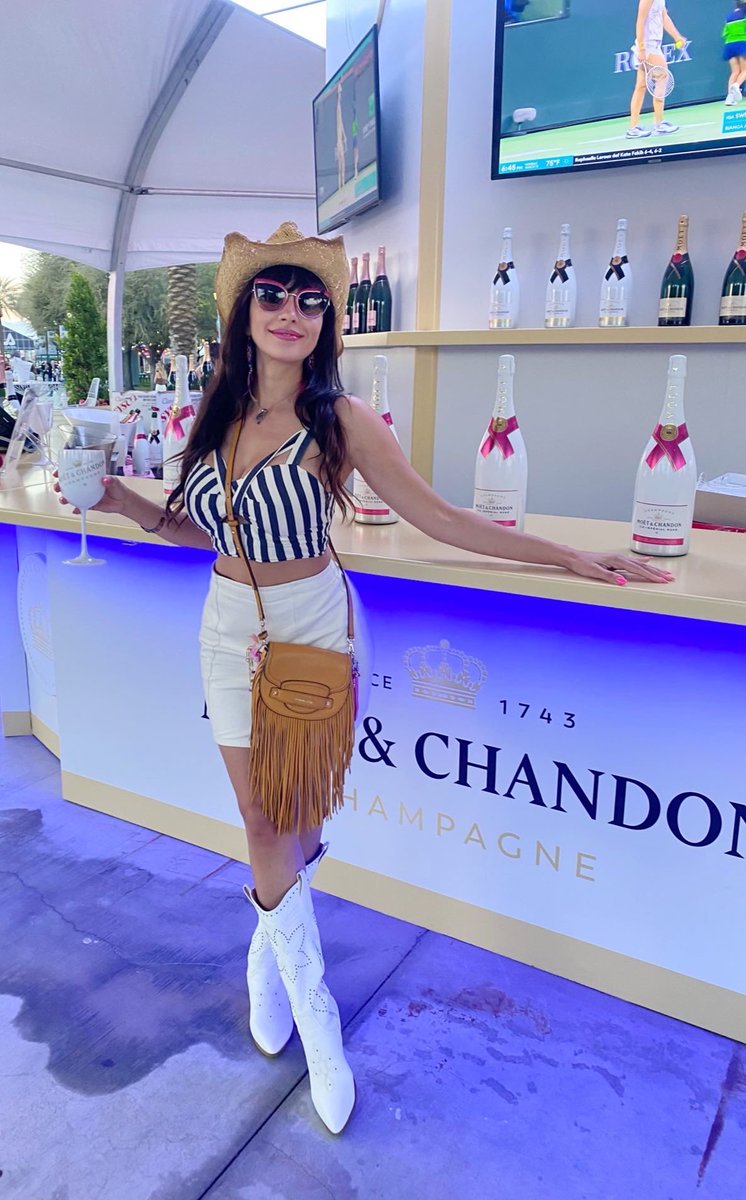 BCLONA's tweet image. #MoetMoment sipping on Moet &amp;amp; Chandon Champagne 🍾🥂 @MoetUSA at BNP Paribas Indian Wells @BNPPARIBASOPEN 🎾🤍 #TennisParadise The 5th Slam @AtheyDe