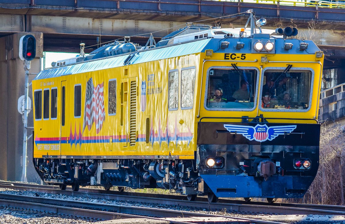 SE_Railfan84's tweet photo. A @UnionPacific EC-5 making it's way through the Tower 87 Diamond (Houston, Tx) #train #Trainphotos #Railphotos #Railfan #Railfanning #Trains #Houston #EC5 https://t.co/FS1qHGBtJ3
