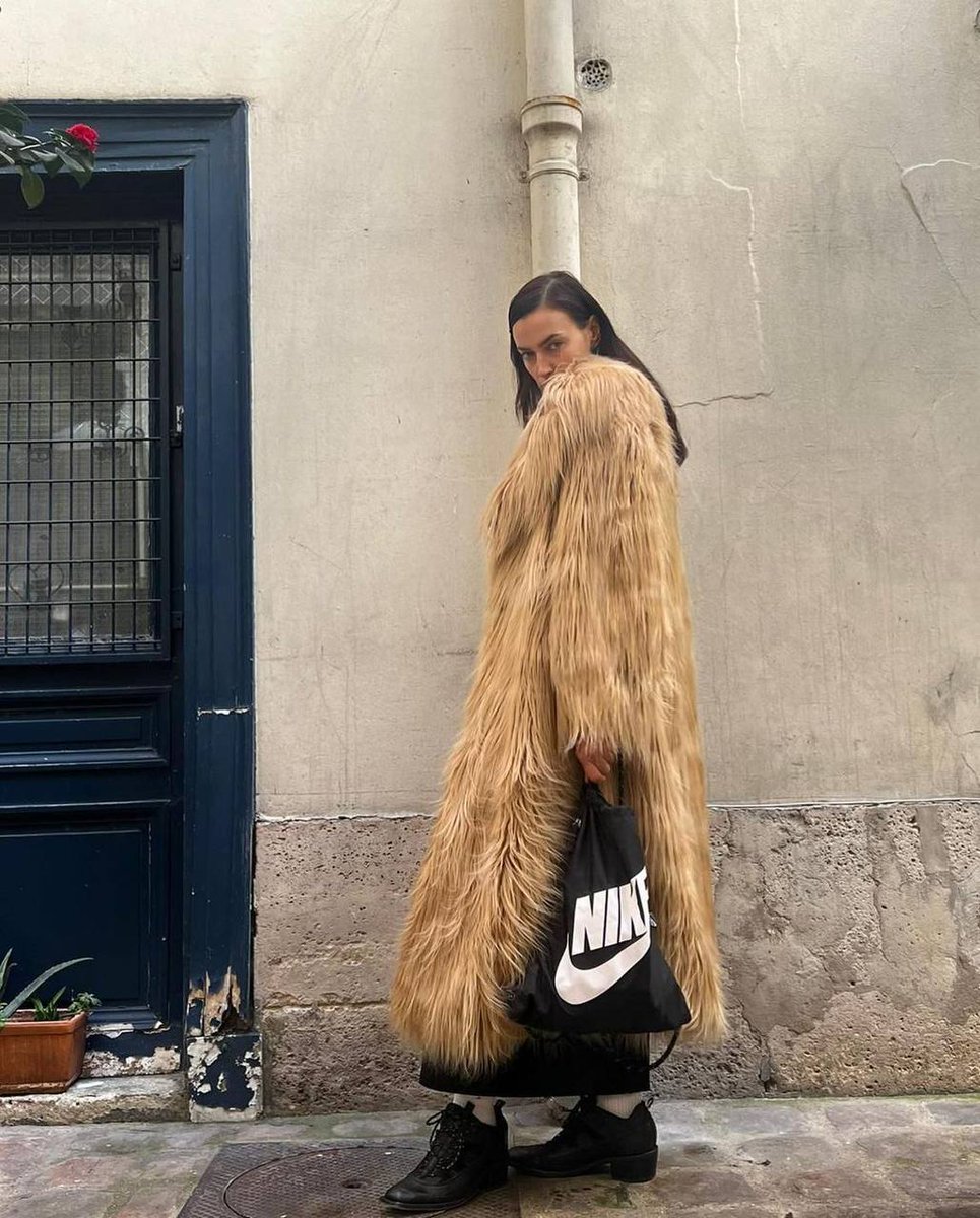 Несмотря на то, что Недели моды прошли, Ирина Шейк решила порадовать подписчиков образами с показов. 

Как говорится, choose your fighter!