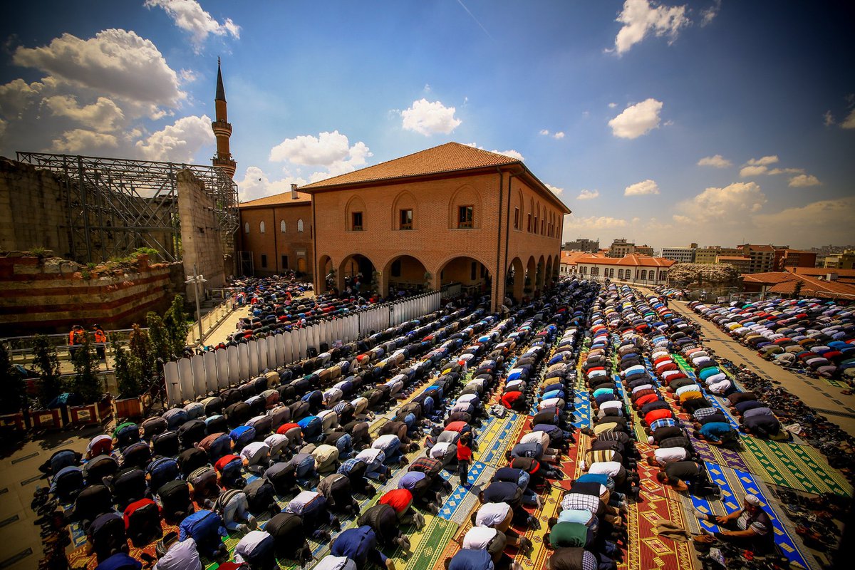“Ramazan ayı, insanlar için bir hidayet rehberi, doğru yolun ve hak ile batılı birbirinden ayırmanın apaçık delilleri olan Kur’an’ın indirildiği aydır. Öyle ise içinizden kim bu aya ulaşırsa onu oruçlu geçirsin.”

Bakara, 2/185.

Hayırlı Cumalar