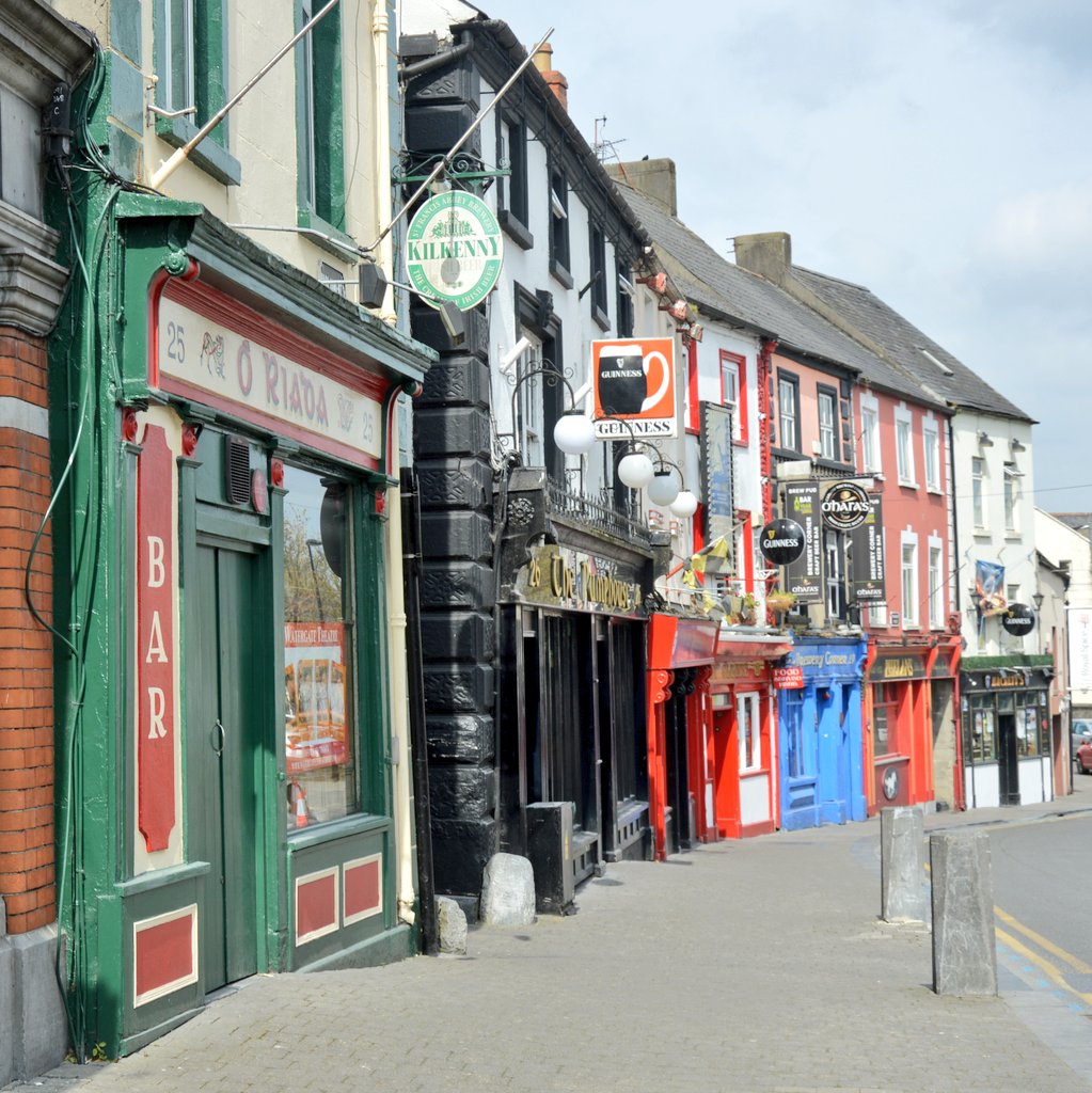 du_jaune's tweet photo. Pubs of Ireland 💚🤍🧡
#StPatrickDay https://t.co/w0noQU54eS