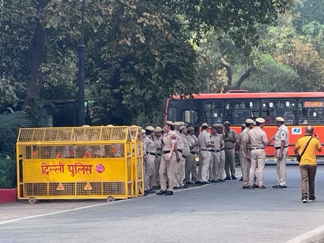 aryanmishra888's tweet photo. भारत जोड़ो यात्रा के समाप्त होने के 45 दिन बाद @RahulGandhi जी को दिल्ली पुलिस का नोटिस मिलना, जिसमें उन महिलाओं की जानकारी मांगी गई है जो उनसे मिलीं और खुद के उत्पीड़न की जानकारी साझा की थी साफ़ दर्शता है कि मोदी सरकार राहुल जी के सवालों से बौखलाई और डरी हुई है! https://t.co/ccW5UjU4pt