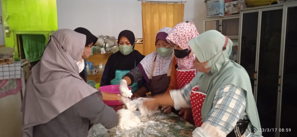 FAOIndonesia's tweet photo. 📌Mutu dan kualitas produk adalah koentji!

Bersama @kkpgoid &amp; @disperikananbwi, @FAO mengadakan pendampingan praktik pengolahan produk amplang ikan.

Ini dilakukan agar mutu dan kualitas produk Poklahsar Srikandi Mulya, #Banyuwangi bisa meningkat.

Yg suka #amplang 🐟 RT ya! https://t.co/oqpw9BmZQD