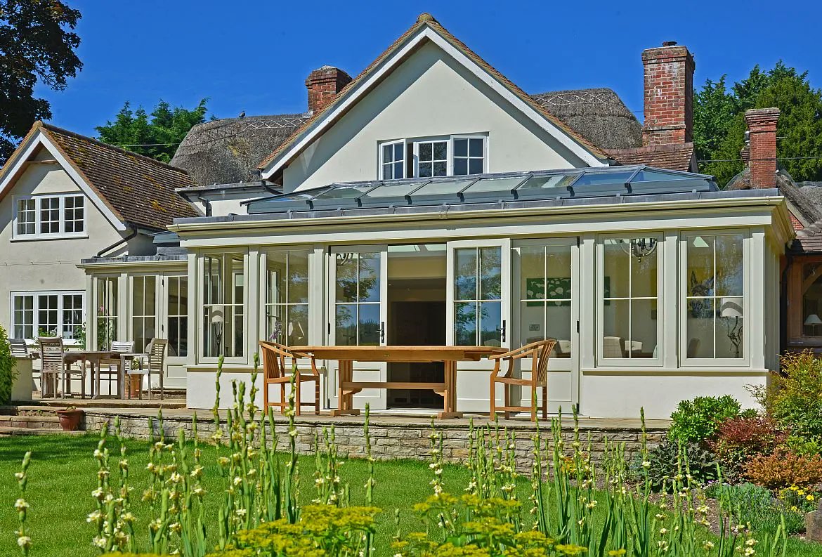 dsalisburycons's tweet photo. Blue sky thinking π
Longing for days spent under a blue sky, enjoying this charming house and garden, for which a bespoke created a luxurious living space, linking indoors and out π‘
#davidsalisbury #orangery #listedbuilding #Hampshire #hampshirelife https://t.co/ZjSD2qrQVB