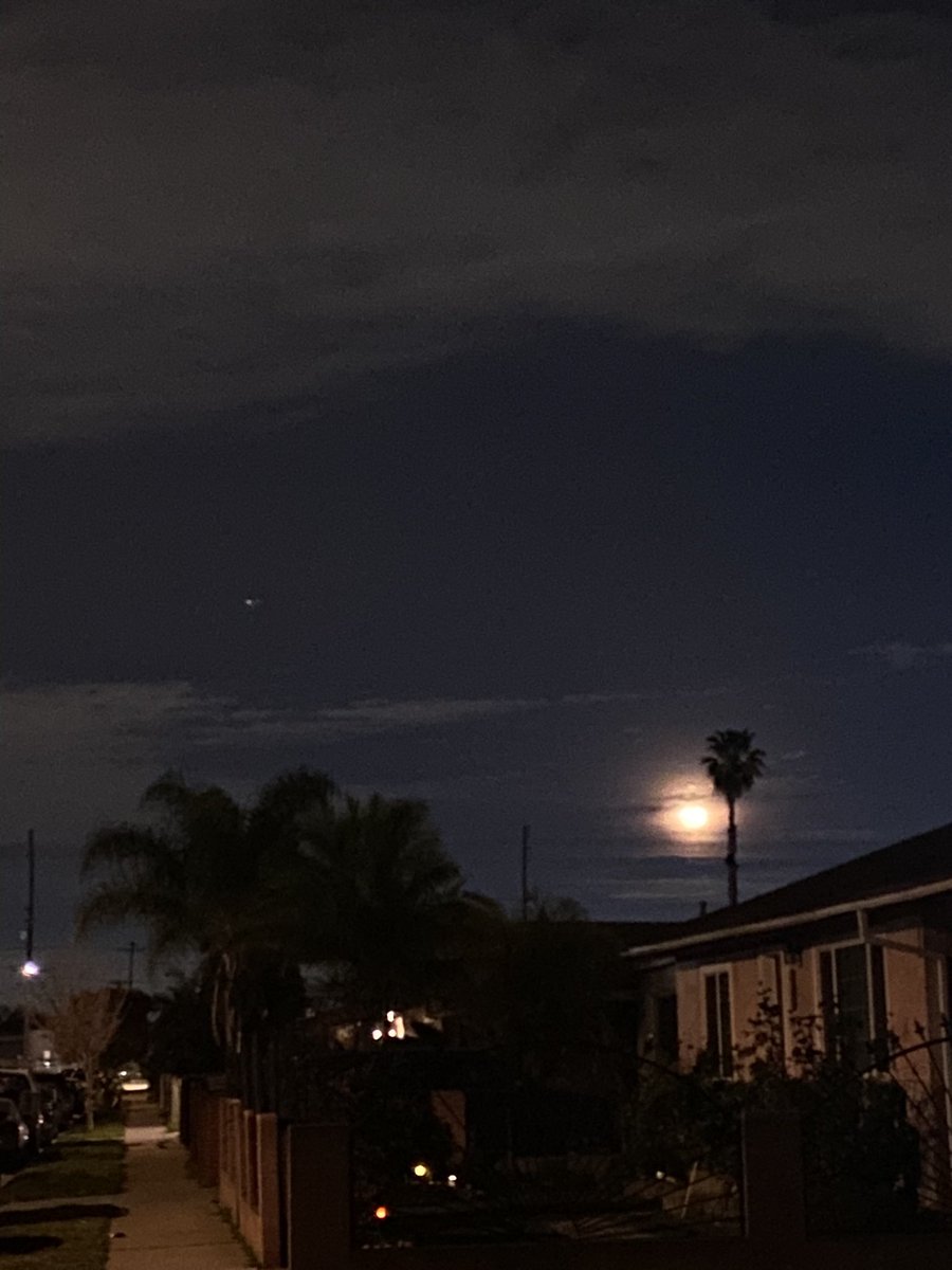 itssjosealonso's tweet photo. 📸💥🌙 ALWAYS END THE DAY WITH A POSITIVE THOUGHT. NO MATTER HOW HARD THINGS WERE, TOMORROW’S A FRESH OPPORTUNITY TO MAKE IT BETTER. #JAPRODUCTIONS https://t.co/CmLev9dwNu
