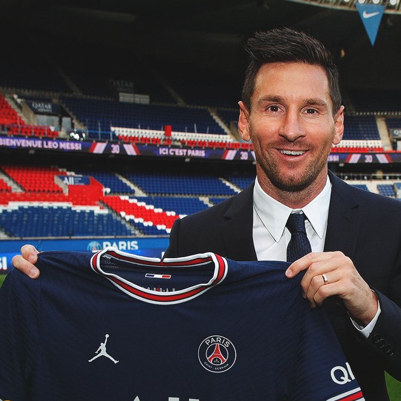 RealGOA7's tweet photo. Ronaldo JJ
'No es desafío, sino más comodidad'
'No vale ganar Serie A, Copa y Supercopa, porque ganaban sin él'
'Lo trajeron para ganar CL y fracasó'

Messi PSG
'Gran desafío por su edad, familia, etc'
'Ligue 1 y Supercup=Balón de Oro'
'No prometió CL, no está feliz ni arropado' https://t.co/ypkAjbaaen