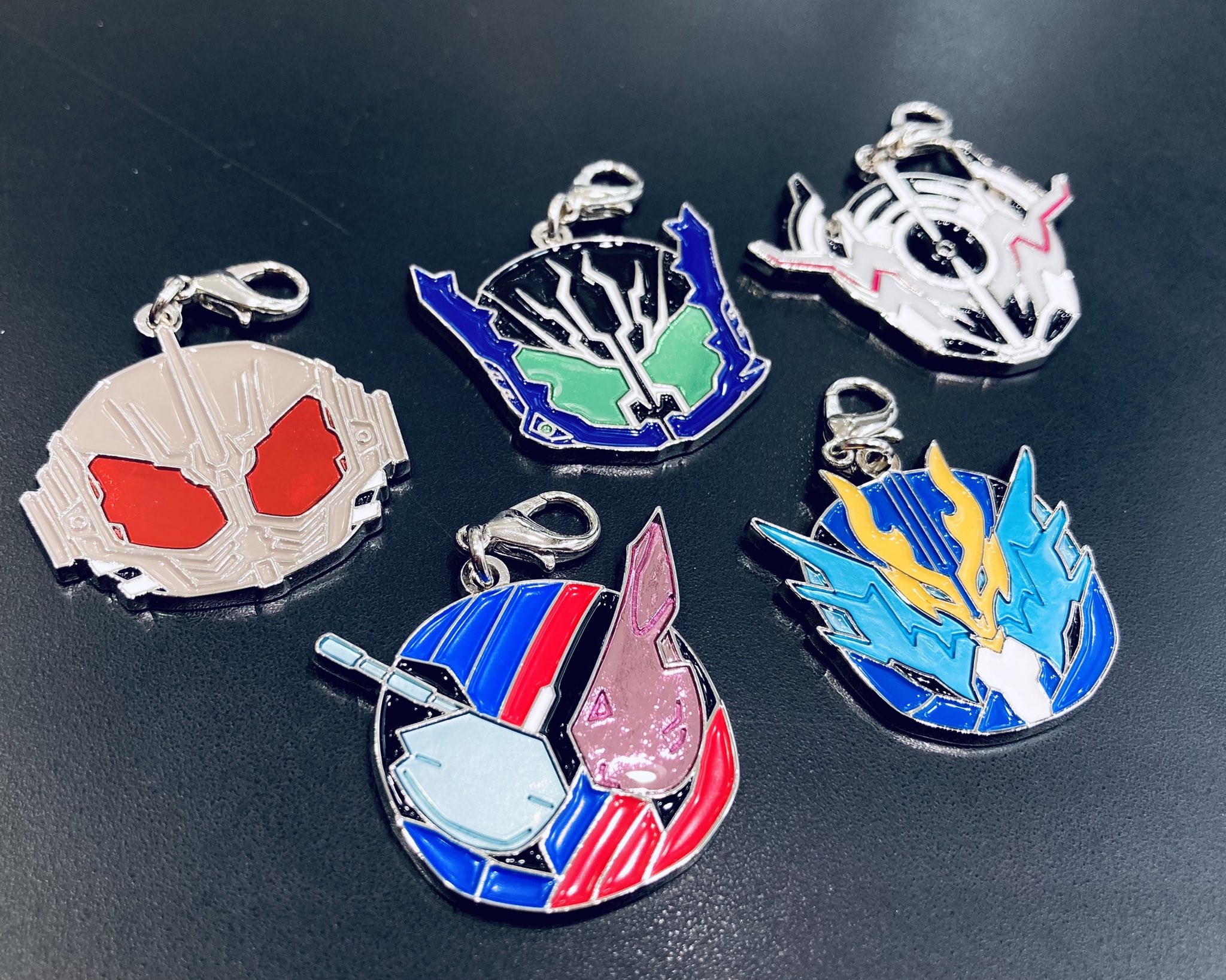 仮面ライダー龍騎 アクスタ メタルチャーム ピンバッジ 仮面ライダーストア on X: 