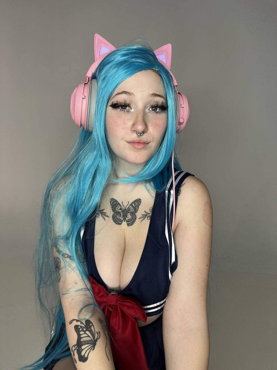 genfreak3's tweet photo. a gamer boy is all i want . HMU. https://t.co/22jto7SW4Q