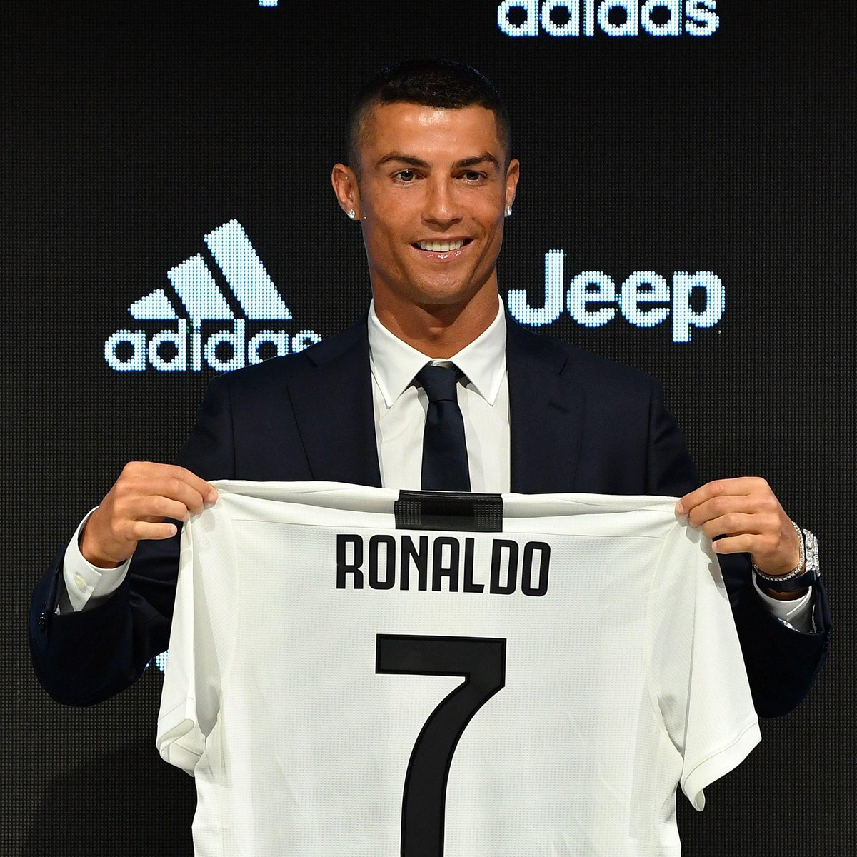 RealGOA7's tweet photo. Ronaldo JJ
'No es desafío, sino más comodidad'
'No vale ganar Serie A, Copa y Supercopa, porque ganaban sin él'
'Lo trajeron para ganar CL y fracasó'

Messi PSG
'Gran desafío por su edad, familia, etc'
'Ligue 1 y Supercup=Balón de Oro'
'No prometió CL, no está feliz ni arropado' https://t.co/ypkAjbaaen