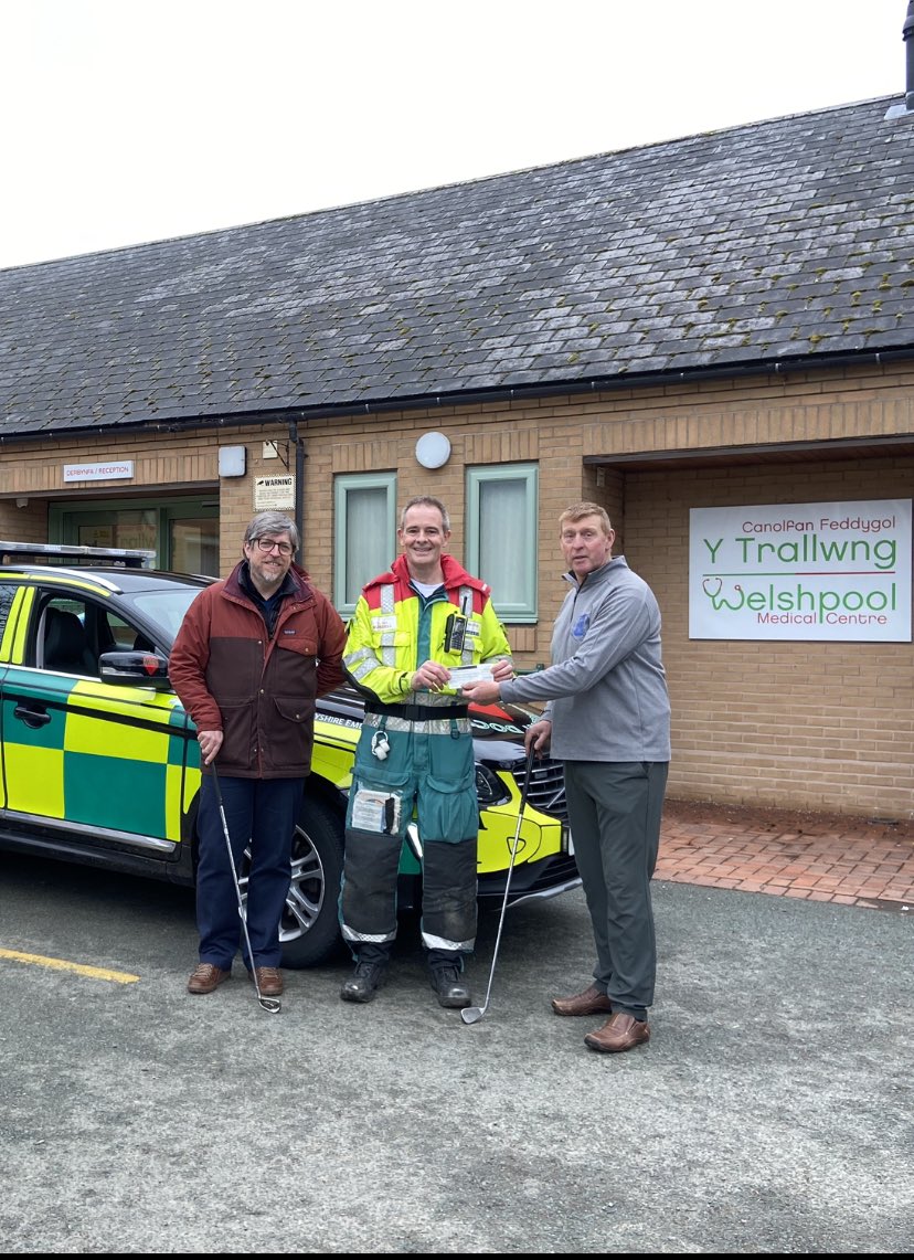 daiell14's tweet photo. Welshpool Golf Club members have raised £700 for a local charity, Montgomeryshire Emergency Doctors (MEDS).
Pictured from L-R: Rob Williams (Vice Captain), Dr. Russell (Practice Manager) and Dai Ellis (Captain)
#welshpoolgolfclub #midwales #walesgolf https://t.co/9SvWt10bkD