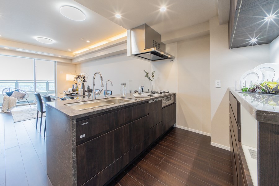 plazahomesltd's tweet image. Luxury apartment for sale in #Shirokanedai, Minato-ku, #Tokyo. Shirokane station is only 1-minute walk away, Shirokane-takanawa, Takanawadai, and Meguro Stations are also within walking distance.

Price: JPY 328,000,000
Layout: 3BR (157.72㎡)
Details: bit.ly/3liLVBq