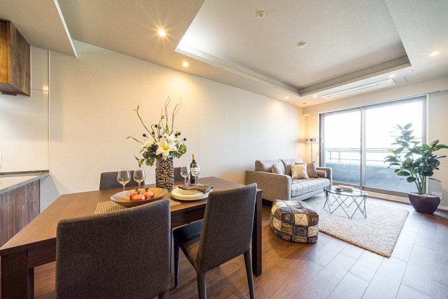 plazahomesltd's tweet image. Luxury apartment for sale in #Shirokanedai, Minato-ku, #Tokyo. Shirokane station is only 1-minute walk away, Shirokane-takanawa, Takanawadai, and Meguro Stations are also within walking distance.

Price: JPY 328,000,000
Layout: 3BR (157.72㎡)
Details: bit.ly/3liLVBq