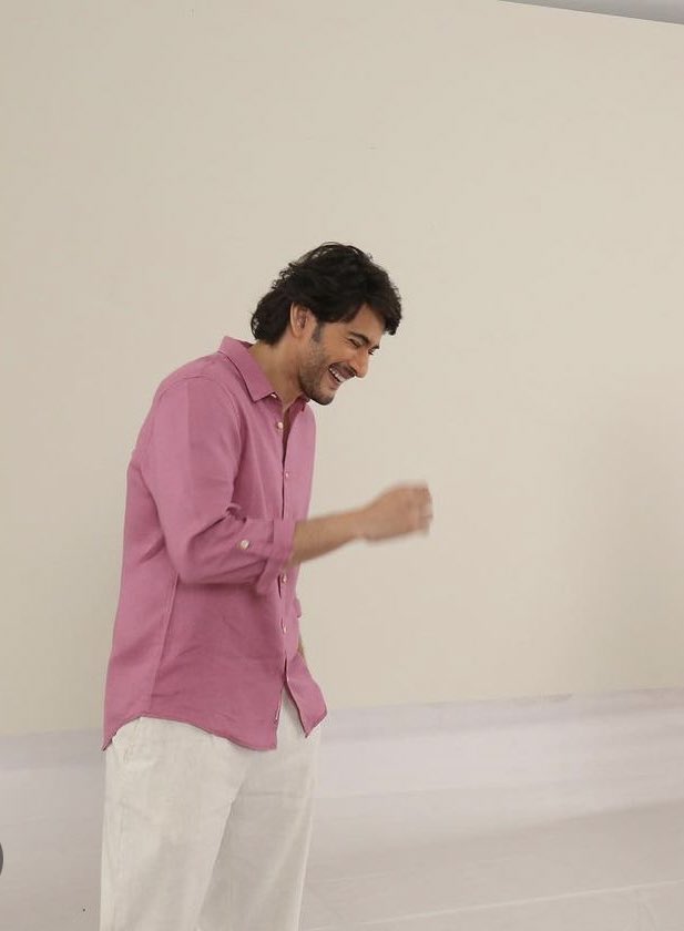 Reddy01232's tweet photo. This Smile ☺️
Pure Bliss to watch ❤️❤️ @urstrulyMahesh Annayya
#10MInstaStansForSSMB
#SSMB28 #SSMB29 #HNETakingCharge #MaheshBabu https://t.co/IzMpFMW2N8