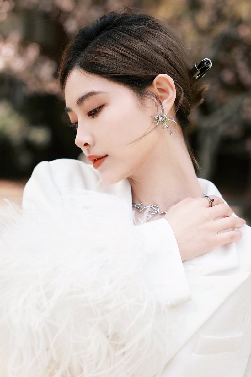 KIKIXU_TH's tweet photo. 🦊20230316 | Weibo update

นานมาแล้วนะที่ฉันได้ใส่สูทอย่างเป็นทางการแบบนี้~
ดีใจที่ได้เจอผู้คนมากมาย
กล้าหาญและมั่นคงตลอดเวลา เป็นตัวของตัวเองและก้าวต่อไปอย่างกล้าหาญ

#สวี่เจียฉี #XUJIAQI #许佳琪 https://t.co/yqtHnTl41O