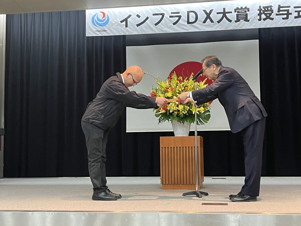 bonsan0816's tweet photo. 本日インフラDX大賞の授賞式に弊社取締役の松下将士が斉藤国交相より賞状をいただきました。

一緒に携わった建設業界の皆様方と共にいただいた賞です。
建設用3Dプリンターがまた一段次の段階に進んだ気がします。

引き続き頑張りますのでよろしくお願いします！ https://t.co/hErxK33b0A