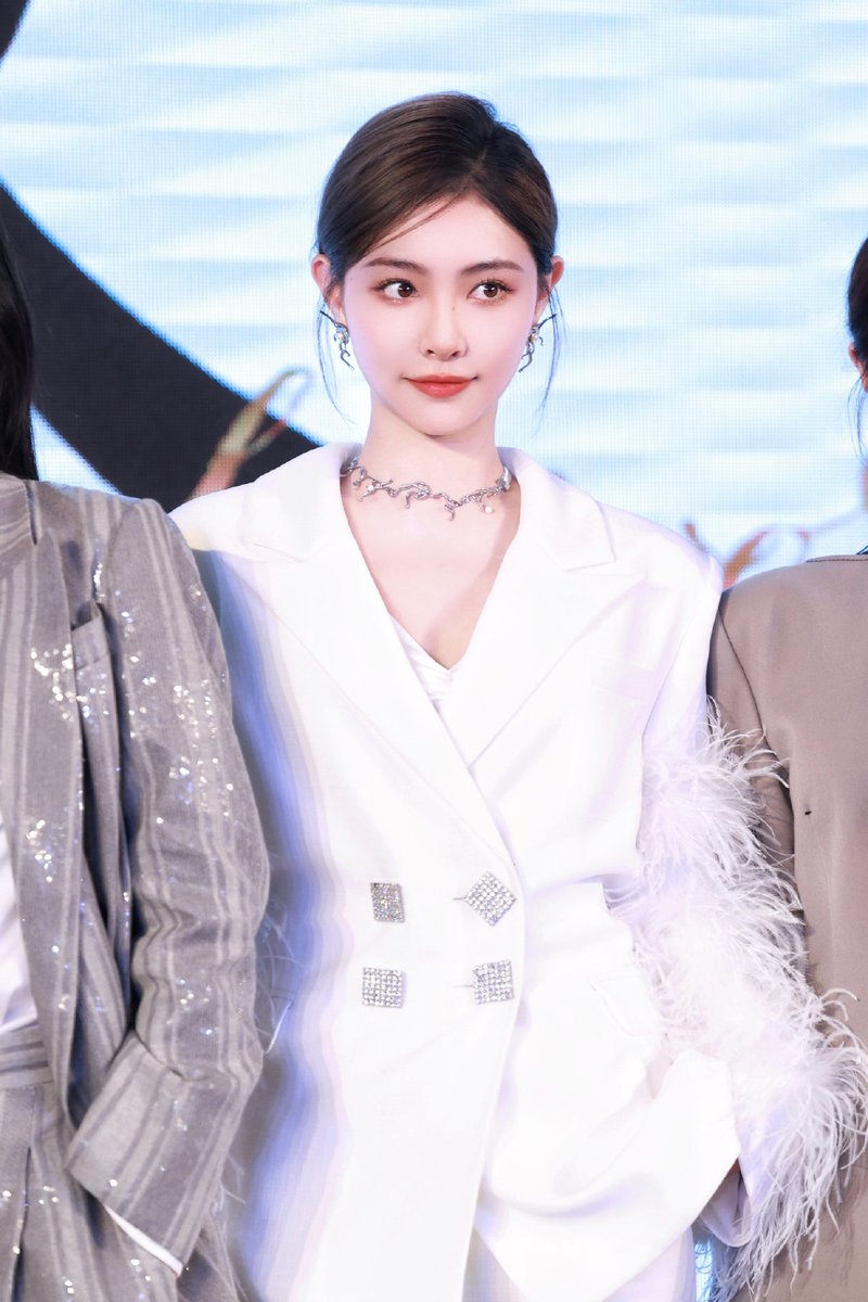 KIKIXU_TH's tweet photo. 🦊20230316 | Weibo update

นานมาแล้วนะที่ฉันได้ใส่สูทอย่างเป็นทางการแบบนี้~
ดีใจที่ได้เจอผู้คนมากมาย
กล้าหาญและมั่นคงตลอดเวลา เป็นตัวของตัวเองและก้าวต่อไปอย่างกล้าหาญ

#สวี่เจียฉี #XUJIAQI #许佳琪 https://t.co/SB9YBodSTE