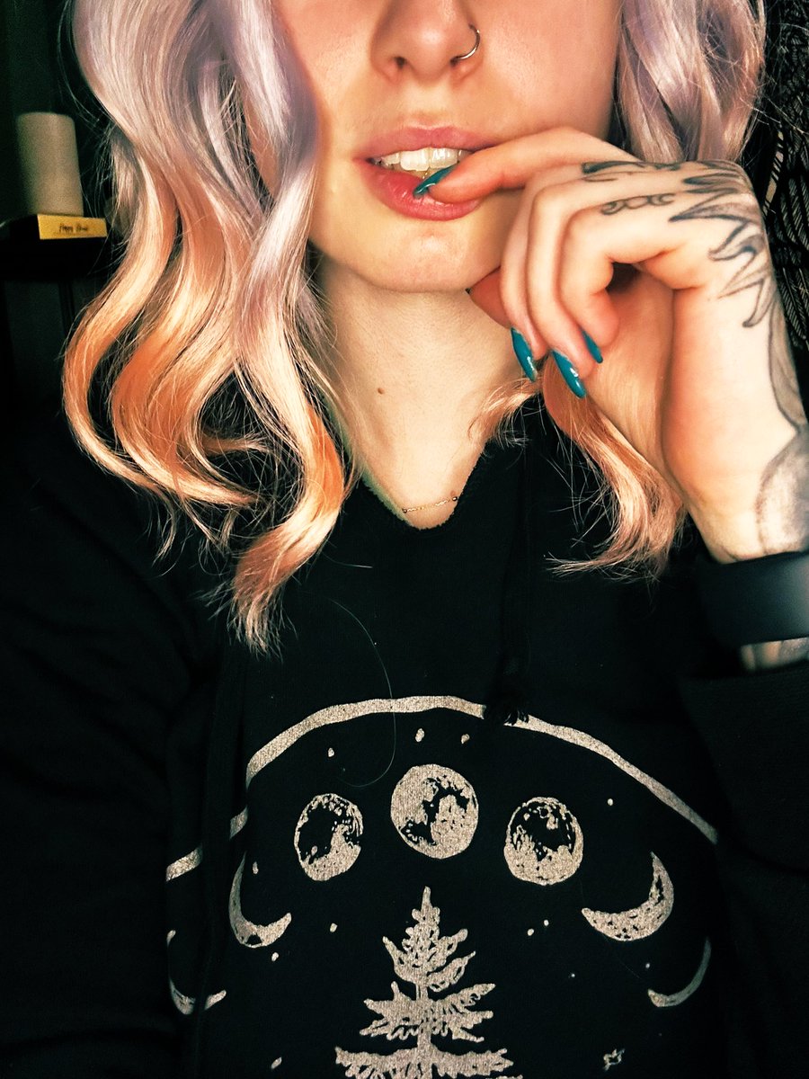 If you’ve been wondering what my #face looks like, now’s your chance to see it!We’ll be doing our regular 7pm PST #greenhawkplatoon stream so come join us at m.twitch.tv/phoeniixplays and see me play with #facecam on for the first time 👀